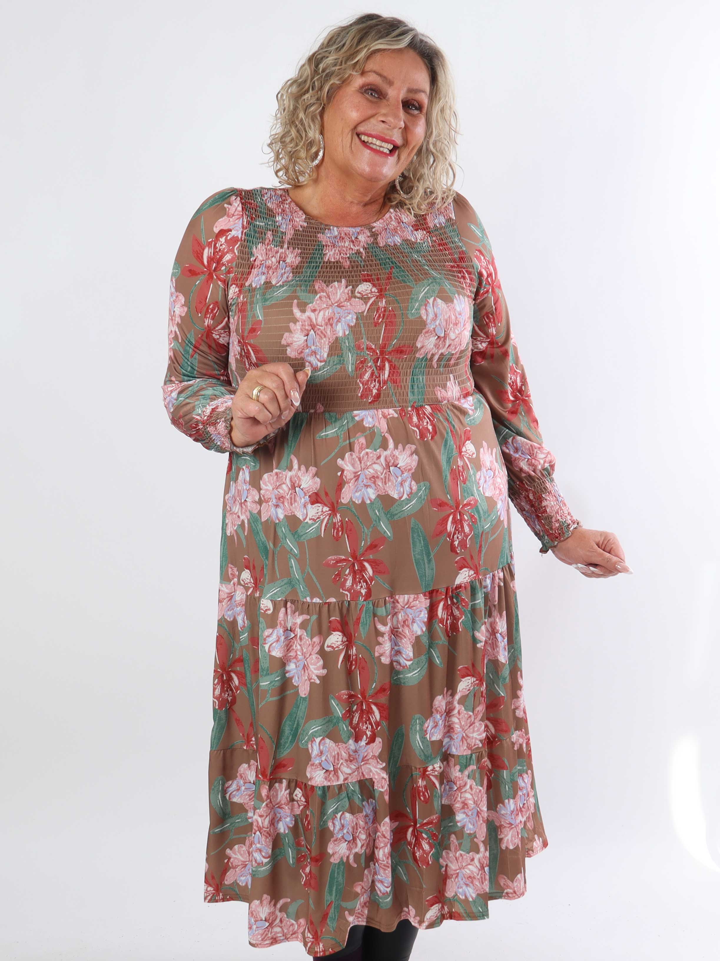 Kelly Flower Dress - Elastisk plus size kjole med smock henover brystet